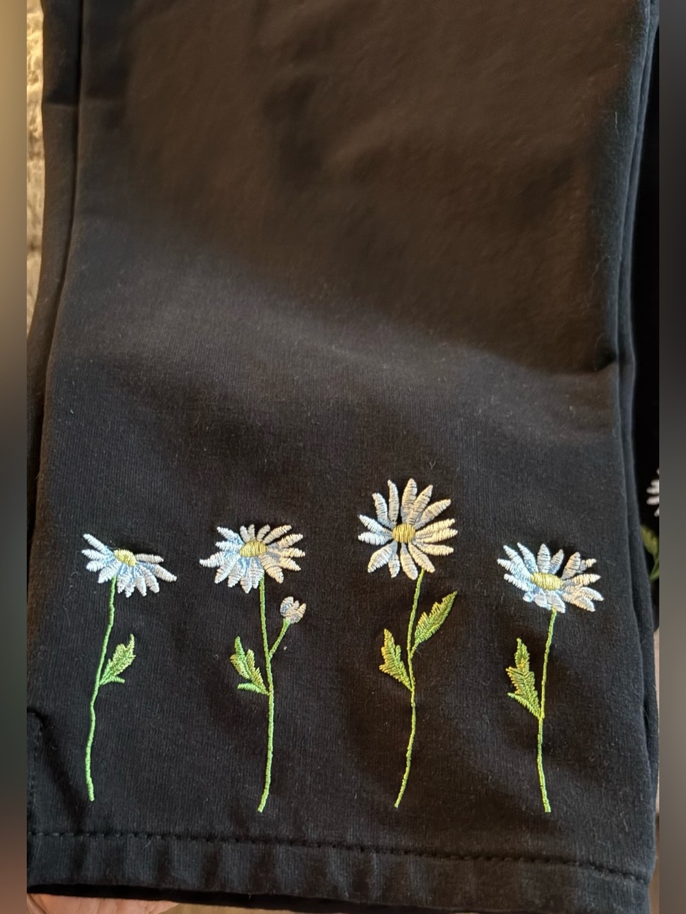 Quacker Factory Dream Jeanne’s black “Daisy “ cropped” stretch jeans Large - Picture 3 of 6